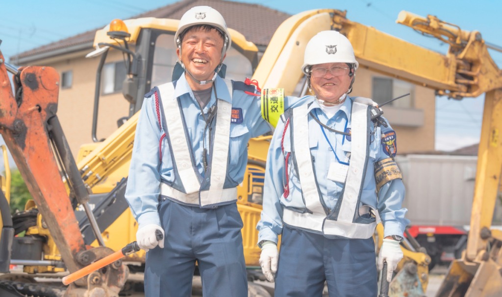 腕を組んで笑顔の男性警備員二人